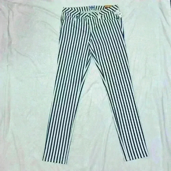NWT Aeropostale Blue and White Striped
Super Low Rise Super Skinny Fit Jeans - Picture 3 of 12